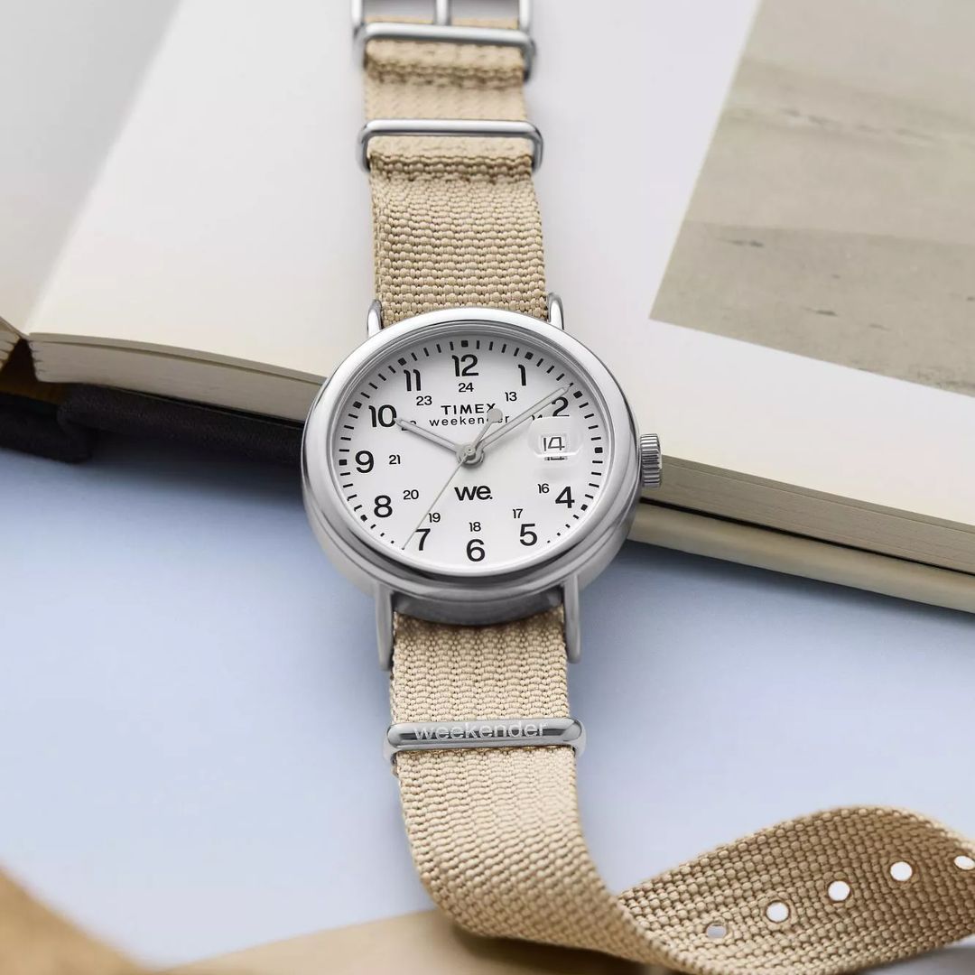 Zegarek Timex na beżowym pasku z okrągłą kopertą w srebrnym kolorze